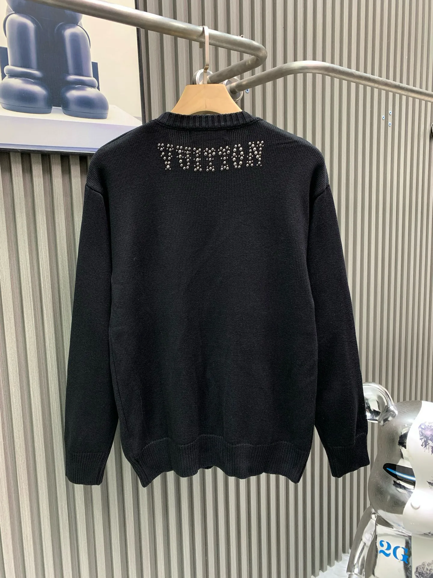 🅿️360 🀄️ Louis Vuitton Louis Vuitton Sun Beaded Woolen Pullover Official website price: 33200￥ (2315T) Purchase the original version for coloring [1:1 coloring and final dyeing] The color similarity is as high as 98%. The wool is woven with customized [70% premium goat hair]. The thermal performance of woolen wool fabric is very good due to the natural warmth of wool fiber. Woolen wool fabrics can keep you warm in the cold winter. In addition, woolen wool fabrics have good breathability and will not feel stuffy even in humid environments. Secondly, woolen wool fabrics are also very soft and comfortable. Due to the natural softness of wool fibers, woolen wool fabrics feel very soft and comfortable to wear. In addition, the texture of woolen wool fabrics is also very soft and will not irritate the skin. This hot drill is extremely heavy-duty. There are [6 sets of cannonballs of different sizes] on it, so it is particularly easy to move, so it can only be placed separately by hand. The beads are individually [manually positioned] from large to small, and finally they are bonded and drilled. The process is extremely complicated and cumbersome. The material used for the beads is very strong and the hard buckles will not fall off. The quality is very high.